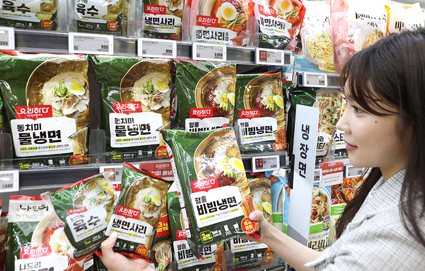 롯데마트 서울역점 냉장코너에서 요리하다 냉면을 구매하고 있다. 사진=롯데마트