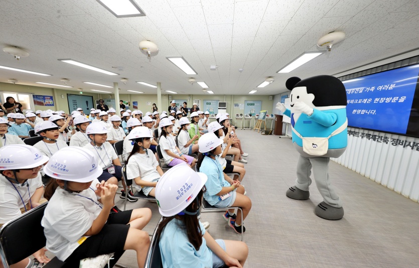 대우건설 꿈나무 초대행사 프로그램 중 하나인 올림픽파크포레온현장 견학을 진행하고 있다. 사진=대우건설