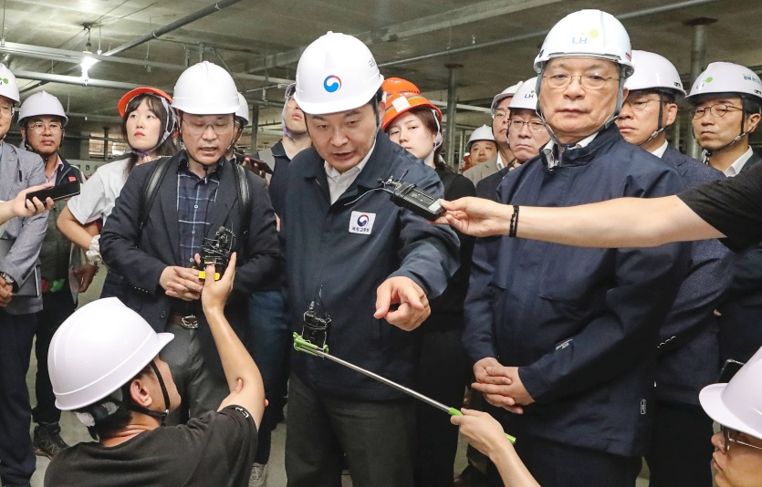 원희룡 국토교통부 장관이 6일 경기 양주시 LH 무량판 아파트 보강공사 현장점검을 하고 있다. 사진=뉴시스
