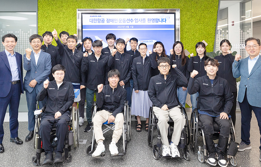 1일 서울 구로구 한국장애인고용공단 구로디지털훈련센터에서 올해 신규 채용한 장애인 운동선수 17명의 입사 환영식과 입사교육을 진행하고 기념촬영을 하는 모습. 사진=대한항공