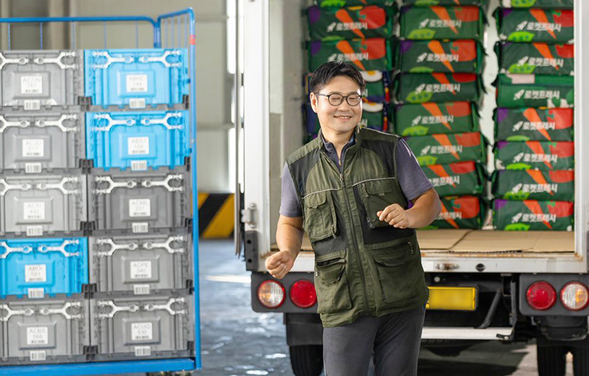 다른 대기업 택배회사에서 배송하다 3년 전 쿠팡 퀵플렉서를 시작한 노상열씨가 송파의 한 캠프에서 3주 동안 다녀온 휴가에 대해 설명하고 있다. 사진=쿠팡