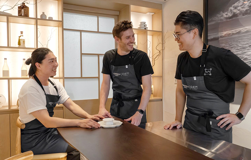 퀴진케이 팝업 레스토랑 내부에서 조셉 리저우드(가운데) 및 EVETT 영셰프들이 대화하고있는 모습. 사진=CJ제일제당