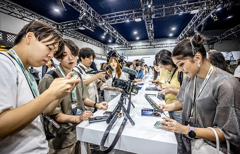 ‘갤럭시 언팩’에서&nbsp;글로벌&nbsp;미디어들이&nbsp;새롭게&nbsp;공개된&nbsp;'갤럭시&nbsp;Z&nbsp;플립5와&nbsp;'&nbsp;갤럭시&nbsp;Z&nbsp;폴드5'&nbsp;등 신제품을&nbsp;체험하고&nbsp;있다. 사진=삼성전자