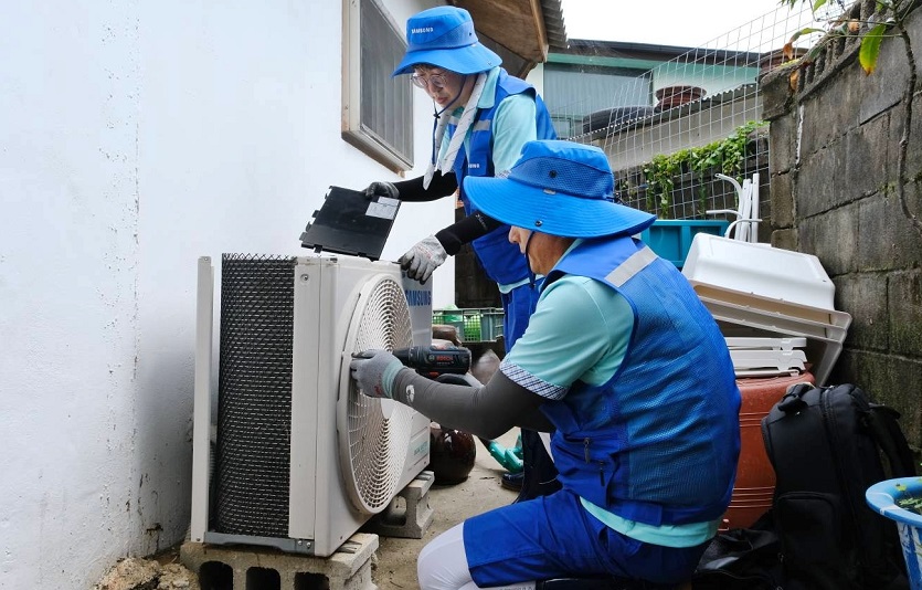 5. 삼성전자서비스가 14일 태풍 침수 피해가 발생한 고성군에 특별서비스팀을 파견해 침수된 에어컨 실외기를 세척 및 점검을 하는 모습.jpg