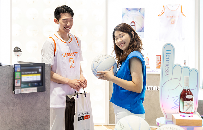 신라면세점이 인천국제공항에 유명 코냑 브랜드 헤네시의 농구 콘셉트의 팝업 매장을 선보인다. 사진=신라면세점