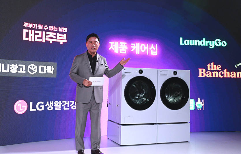 류재철 LG전자 사장이 25일 서울 마곡 LG사이언스파크에서 생활가전을 스마트 홈 솔루션으로 전환시키는 ‘UP가전 2.0’을 소개하고 있다. 사진=LG전자
