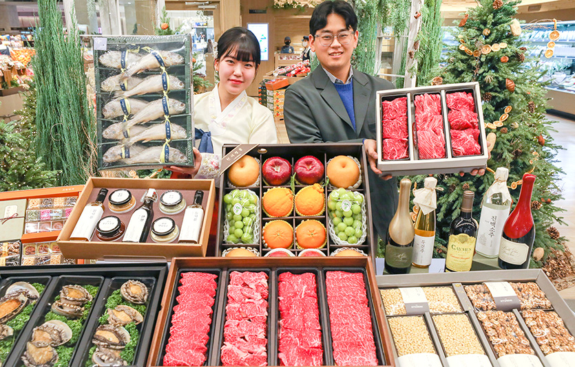 현대백화점 ‘2023년 추석 선물세트 예약 판매’ 상품을 직원들이 소개하고 있는 모습. 사진=현대백화점