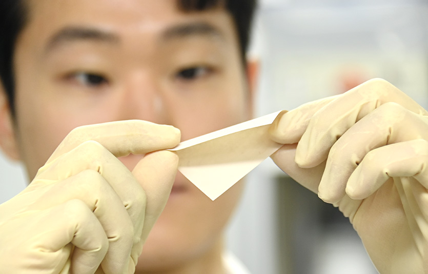 ETRI 연구진이 개발한 얇고 유연한 전고체 배터리의 고체 전해질막. 사진=한국전자통신연구원