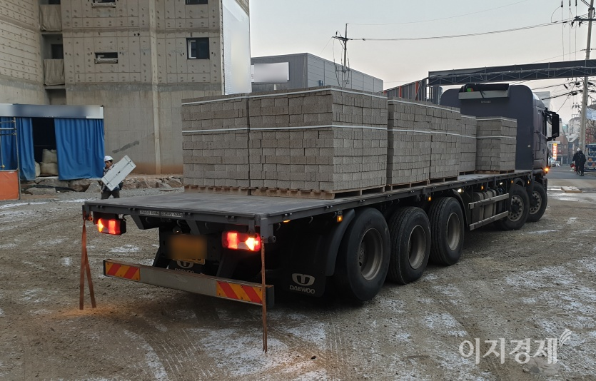 한 건설현장에서 벽돌 자재를 반입하고 있다. 사진=최준 기자