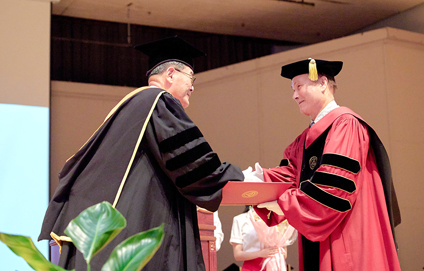 배덕효 세종대학교 총장이 김영찬 골프존뉴딘그룹 회장에게 학위를 수여하고 있다. 사진=골프존뉴딘그룹