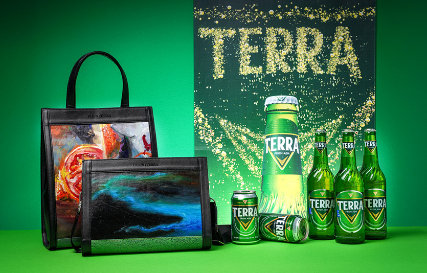 하이트진로가 ‘얼킨’과 협업해 선보인 ‘테라×얼킨 업사이클링 백 2종’. 사진=하이트진로