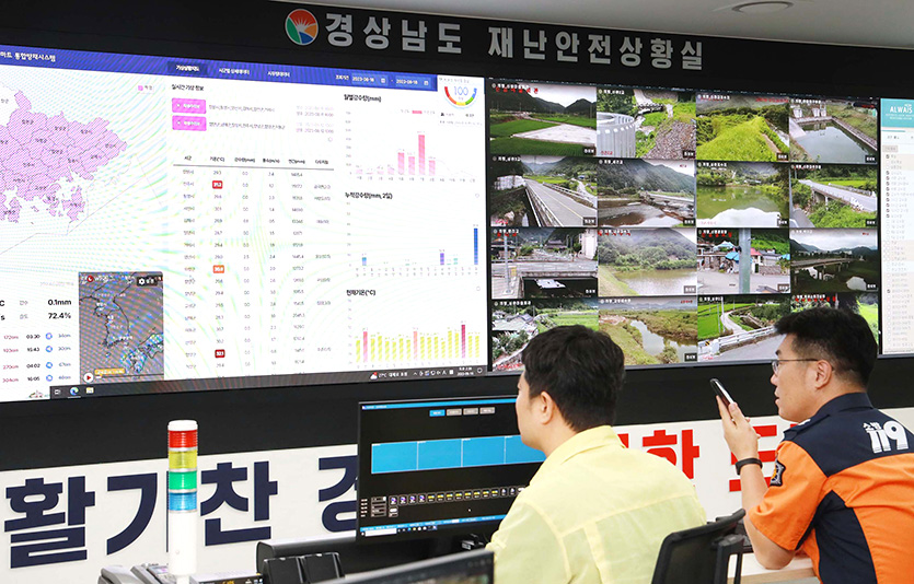 경남도청 재난안전상황실 직원들이 LG 매그니트의 선명한 화면으로 도로 교통, 날씨 변화 등 다양한 상황을 실시간으로 모니터링하고 있다. 사진=LG전자