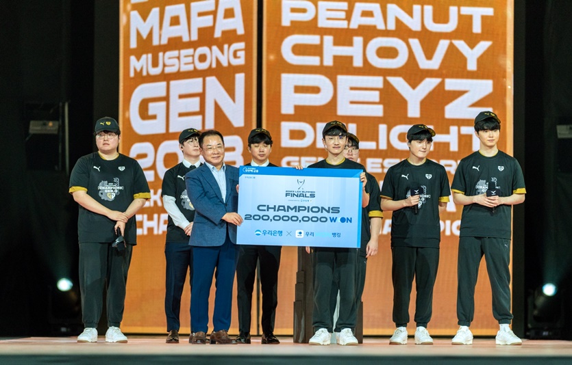 이석태 국내영업부문 부문장이 시상식을 마치고 우승팀과 기념촬영을 하고 있다. 사진=우리은행