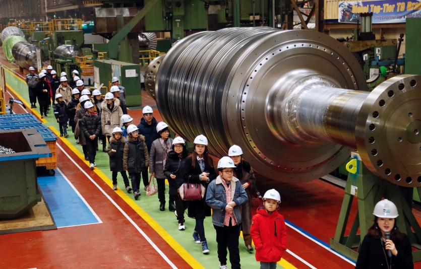 2017년 2월15일 두산중공업 경남 창원 공장에서 임직원 가족들이 터빈공장 생산현장을 견학하고 있다.(두산중공업 제공) 사진=뉴시스