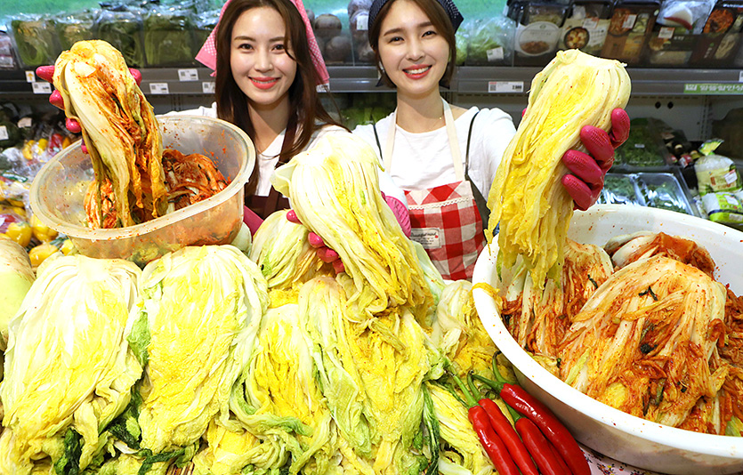 롯데마트와 슈퍼가 장바구니 부담을 더는 절임배추를 선보인다. 사진=롯데마트·슈퍼