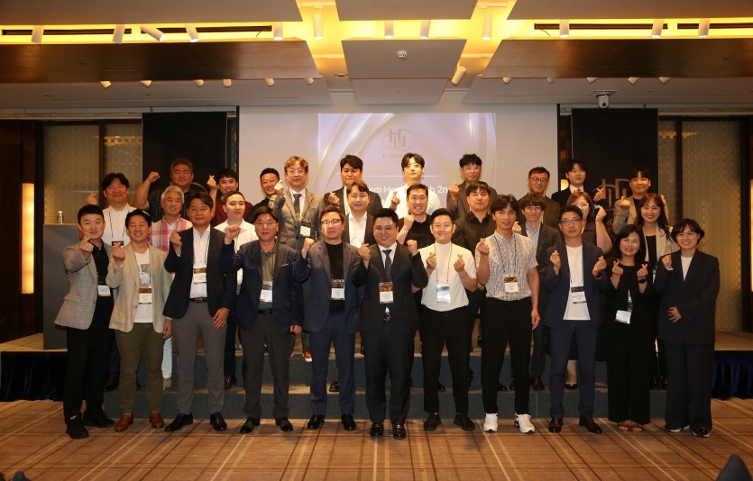 아너스클럽 2기 대리점주들이 기념 사진을 촬영하고 있다. 사진=한샘