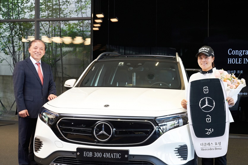 (왼쪽부터) 기념촬영을 진행하는 더클래스 효성 김태기 대표와 안선주 프로의 모습이다. 사진=더클래스 효성