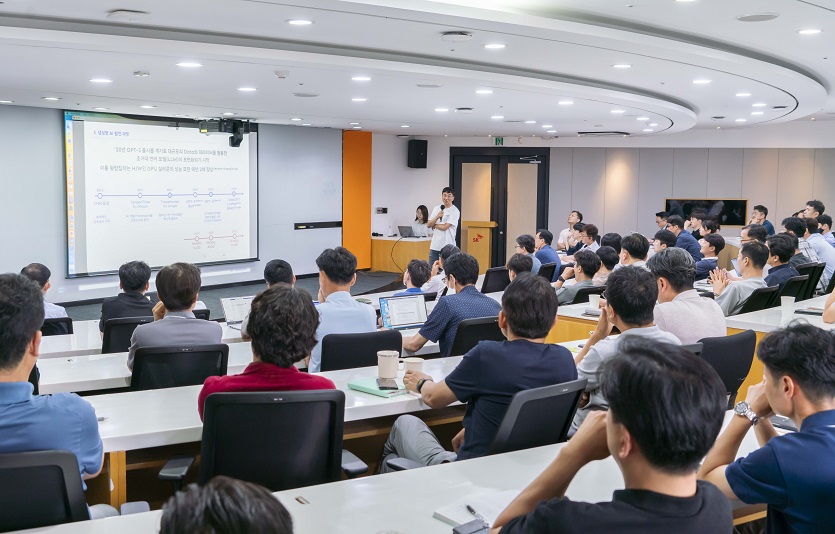 엔터프라이즈 멀티 LLM 출시 관련 사내교육 현장_02.jpg