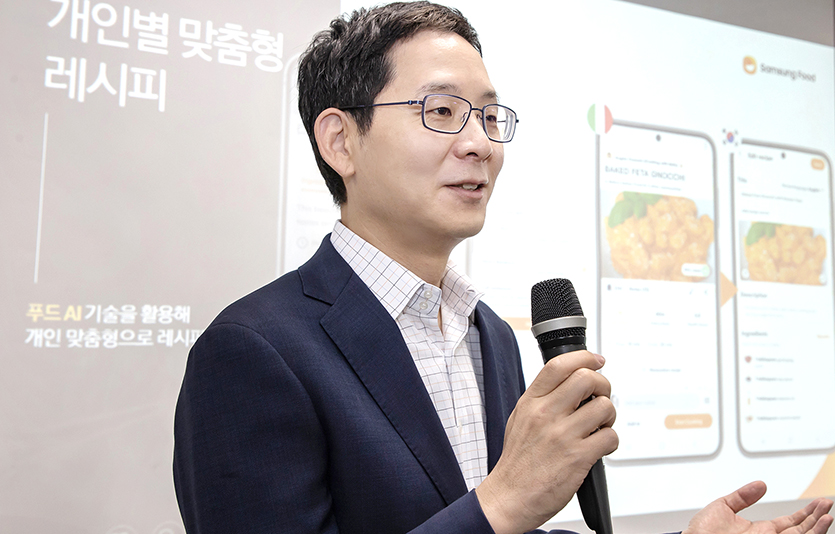 24일 서울 중구 삼성전자 기자실에서 진행된 미디어 브리핑에서 삼성전자 생활가전사업부 서비스비즈그룹장 박찬우 부사장이 푸드 통합 플랫폼 '삼성 푸드'를 소개하고 있다. 사진=삼성전자