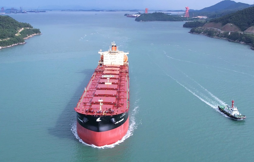 현대삼호중공업이 건조해 H-LINE해운에 인도한 18만 톤급 LNG 추진 벌크선의 시운전 모습.jpg