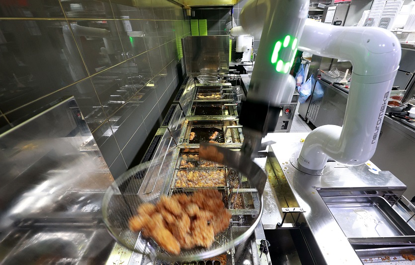 교촌치킨이 협동 조리 로봇을 가맹점에 시범 도입해 운영한다. 사진=교촌에프앤비