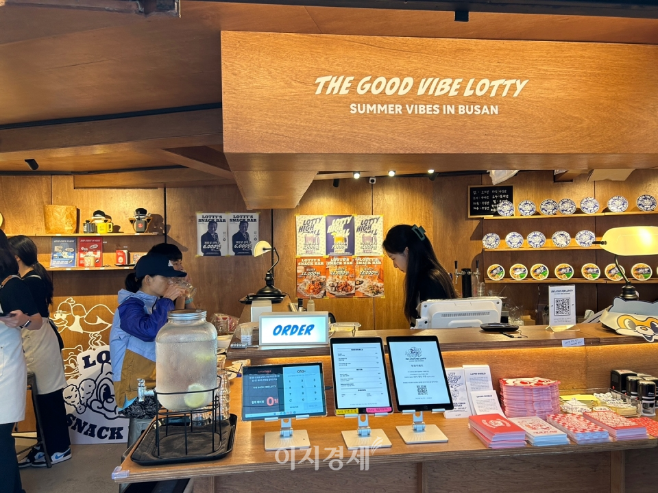 팝업스토어 내 곳곳에 로티를 활용한 굿즈와 문구가 보인다. 사진=김선주 기자