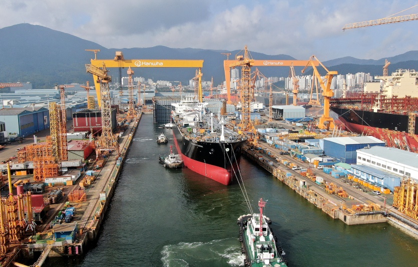 한화로고로 새 옷을 입은 한화오션 거제 사업장 전경. 사진=한화오션