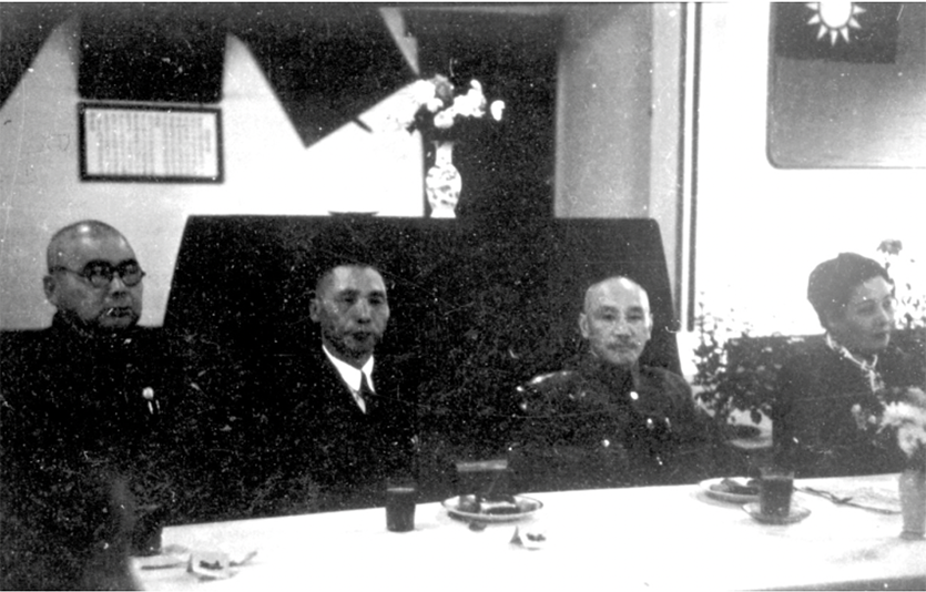 1945년11월14일 대한민국임시정부 송별연(왼쪽부터) 풍옥상, 김구, 장개석, 송미령. 사진=백범김구기념관