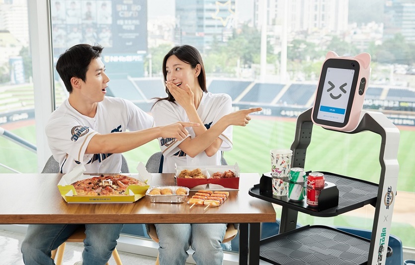 [사진] 창원NC파크에 도입된 배민 서빙로봇-2.jpg