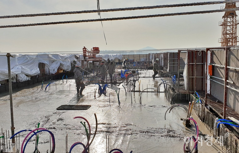 건설근로자들이 콘크리트 타설작업을 하고 있다. 사진=최준 기자