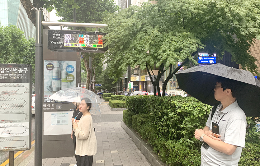 코로나19 주간 신규 확진자 수가 3주 연속 감소세를 보였다. 서울 역삼역 버스정류장. 사진=김성미 기자