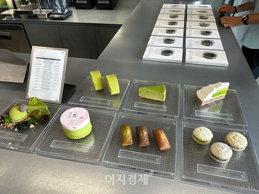 제조바에서는 디저트의 모형이 놓여 있어 주문에 참고할 수 있고, 판매하는 다양한 차의 이름과 설명이 간단하게 적혀있다. 사진=김선주 기자