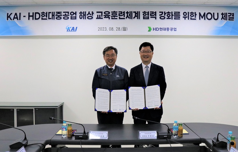 사진2. 교육훈련체계 분야 상호협력에 관한 업무협약 체결(좌측 KAI 김지홍 미래융합기술원 원장, HD현대중공업 주원호 특수선사업부 본부장).jpg