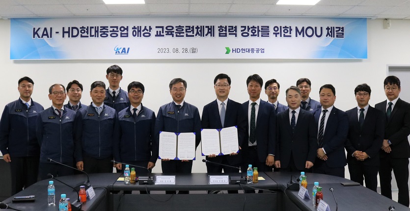 KAI와 HD현대중공업은 8월 28일(월) KAI 사천 본사에서 ‘교육훈련체계 분야 상호협력에 관한 업무협약’을 체결했다.  사진=KAI