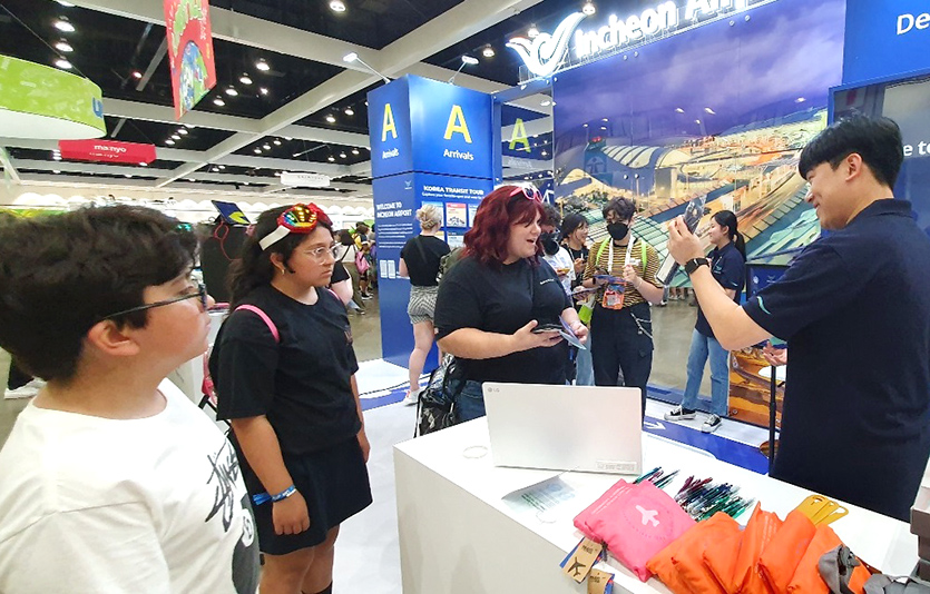 17일(현지시간) LA 컨벤션센터에서 진행된 ‘KCON LA 2023’ 행사에서 관람객들이 인천국제공항공사 홍보부스를 방문해 설명을 듣고 있다. 사진=인천국제공항공사