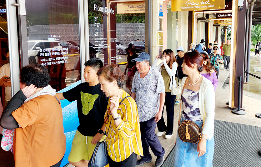 중국청년여행사 단체관광 고객들이 신라면세점 서울점에 들어서고 있다. 사진=신라면세점 제공