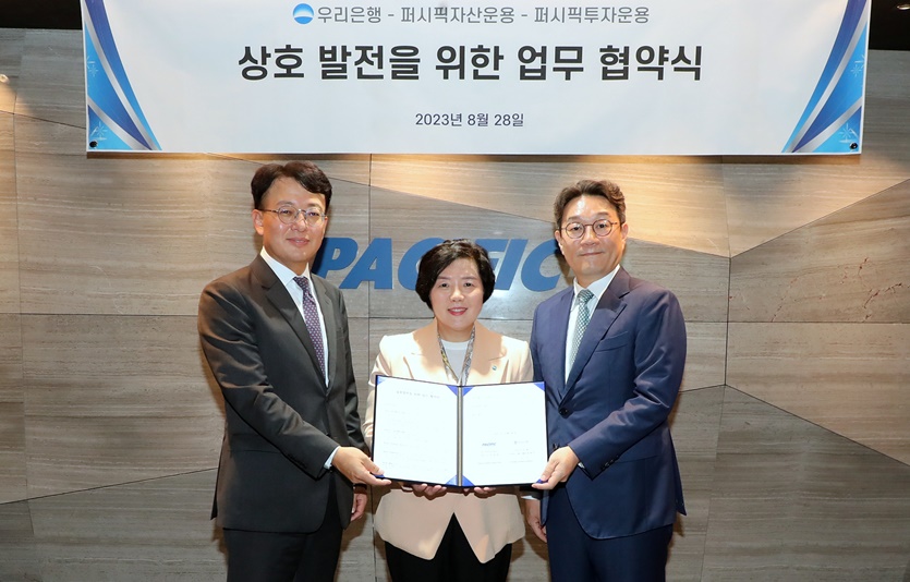 협약식 이후 우리은행 자산관리그룹 송현주 그룹장(가운데)과 퍼시픽투자운용 박종필 대표(왼쪽), 퍼시픽자산운용 홍창민 대표(오른쪽)가 기념사진을 촬영하고 있다. 사진=우리은행