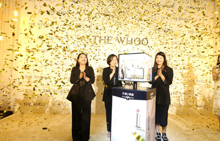 ‘더후 천기단 아트 페어 인 상하이’ 행사장에서 LG생활건강 관계자들이 더후 천기단 리뉴얼 출시를 알리며 환호하고 있다. 사진=LG생활건강