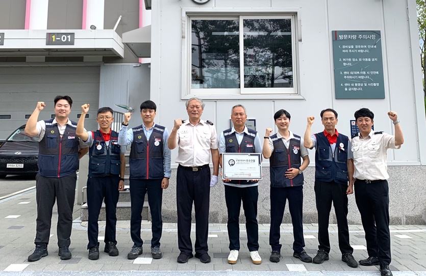 롯데글로벌로지스는 경남의 ‘양산물류센터’가 양산소방서로부터 시내 유일 ‘소방안전관리 우수건물’ 인증을 획득했다고 31일 밝혔다. 사진=롯데글로벌로지스