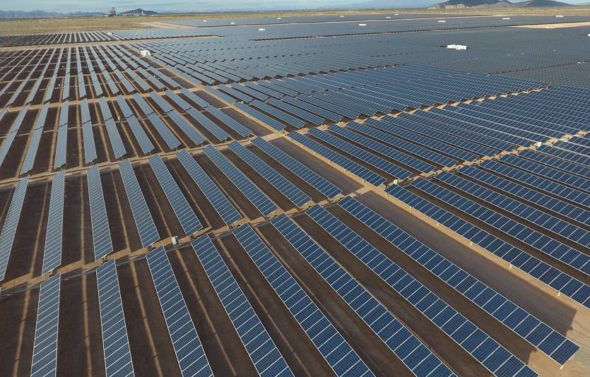 [사진]미국 애리조나주에 설치된 HD현대에너지솔루션의 태양광 모듈의 모습 (1).jpg