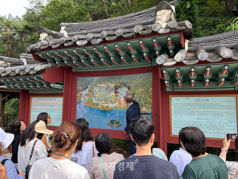 과정의 마지막 날 이준용 해설사와 함께 참가자들이 투어를 하는 모습이다. 사진=김선주 기자