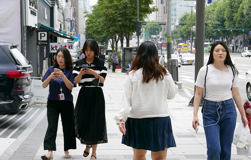 1주간 전국에서 하루 평균 2만7955명이 코로나19에 확진됐다. 사진=김성미 기자