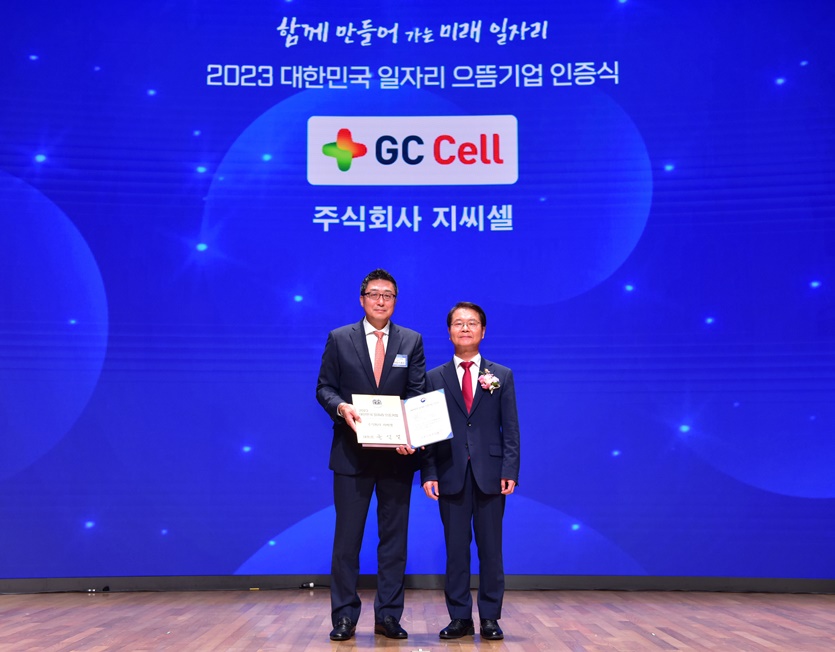 제임스박 GC셀 대표(왼쪽)와 이정식 고용노동부 장관의 모습이다. 사진=GC셀