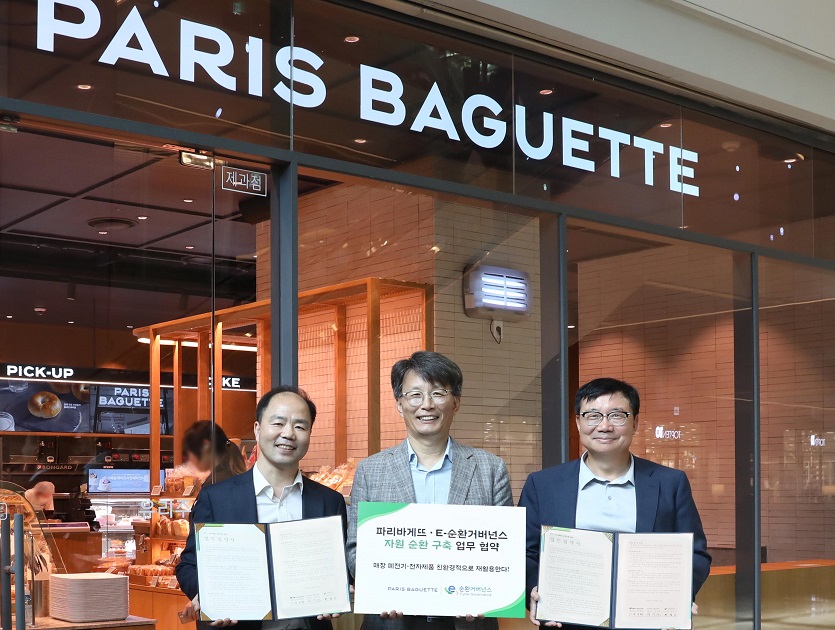 (이미지) 왼쪽부터_유승환 파리바게뜨 마케팅개발 BU장, 장인문 파리바게뜨 가맹점주협의회장, 정덕기 E-순환거버넌스 이사장.jpg