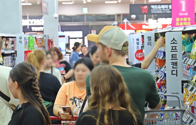 [롯데쇼핑-롯데마트] 롯데마트 서울역점에서 외국인 고객이 쇼핑 하는 모습2.jpg