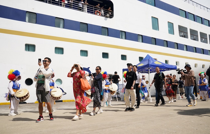 [사진1] 롯데免 제주점, 중국 크루즈 고객 350여 명 입점.jpg