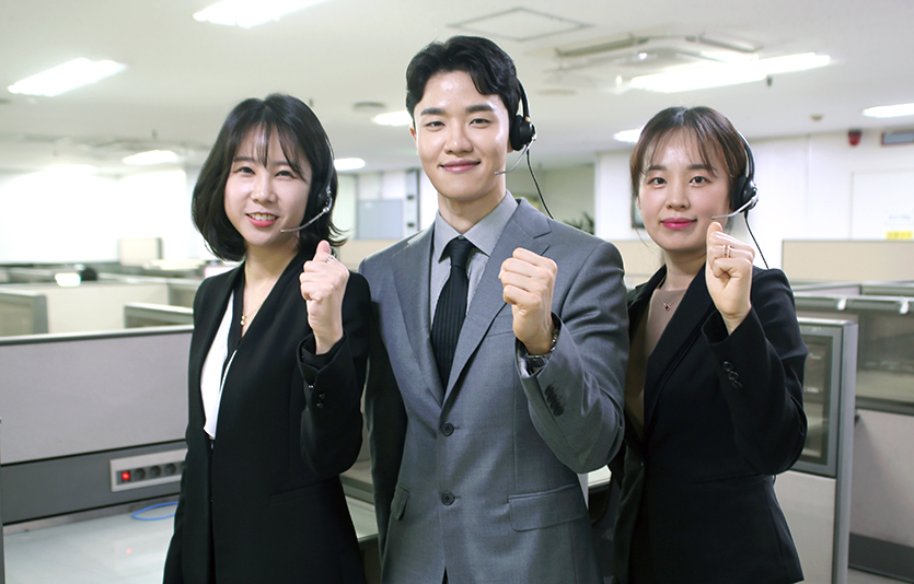 현대홈쇼핑이 한국표준협회(KSA) 주관 ‘2023년 한국 콜센터 품질지수(KS-CQI)’ 조사에서 1위를 기록했다. 사진은 현대홈쇼핑 콜센터에서 직원들이 포즈를 취하고 있다. 사진=현대백화점