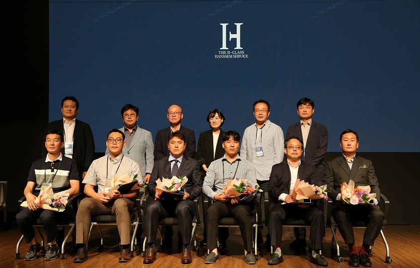 [한샘사진자료1] 8일 열린 한샘 종합시공사 비전 선포 컨퍼런스에서 H-Class 1기 시공협력사 사장들(앞줄)과 한샘 김유진 대표(뒷줄 오른쪽 세번째), 한샘서비스 이종진 대표(뒷줄 오른쪽 네번째).jpg
