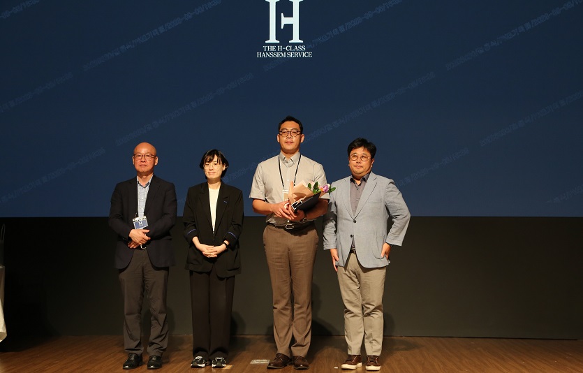 [한샘사진자료2] 8일 열린 한샘 종합시공사 비전 선포 컨퍼런스에서 왼쪽부터 한샘서비스 이종진 대표, 한샘 김유진 대표, 종합시공사 HW테크 김종희 사장, 한샘서비스1 권동호 부장 모습.jpg