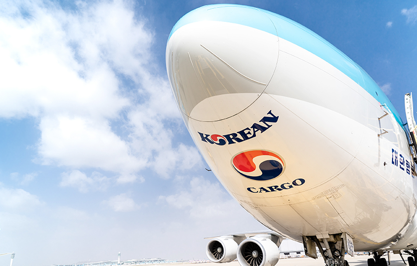 대한항공이 항공 화물 운송에 필요한 종이 운송장을 디지털 문서로 바꾸는 ‘전자항공 운송장(e-AWB)’을 의무 시행한다. 대한항공 보잉 747-8F. 사진=대한항공